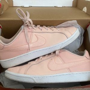 Women Nike court royale